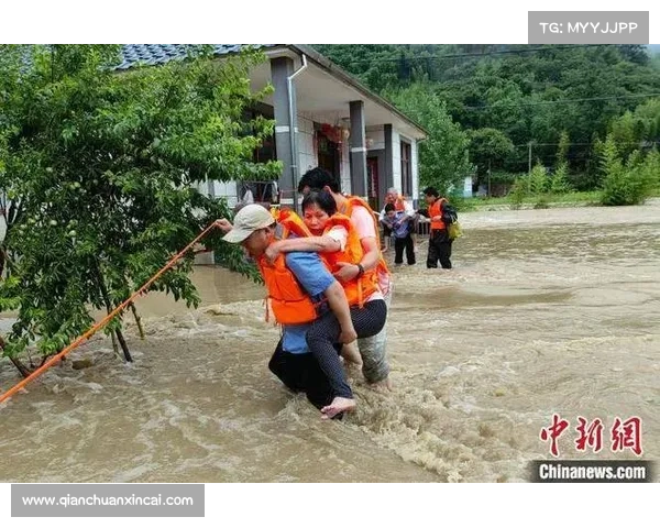解放者杯赛前暴雨侵袭 国民竞技队志愿者人工排水全力保障场地安全